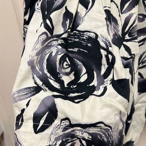 CAbi Rosie Floral Pleated Skirt Women Side Pockets Ivory and Purple - Picture 2 of 11